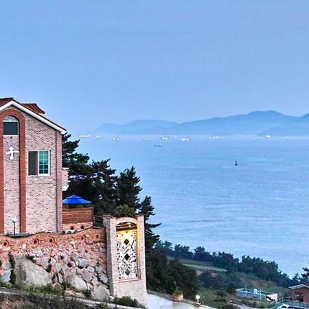 Gung Pension Namhae Bagian luar foto