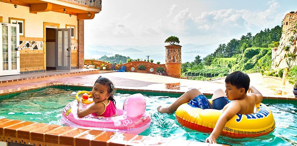 Gung Pension Namhae Bagian luar foto