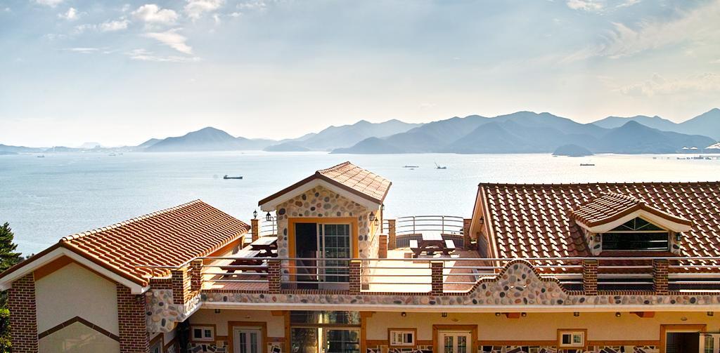 Gung Pension Namhae Bagian luar foto