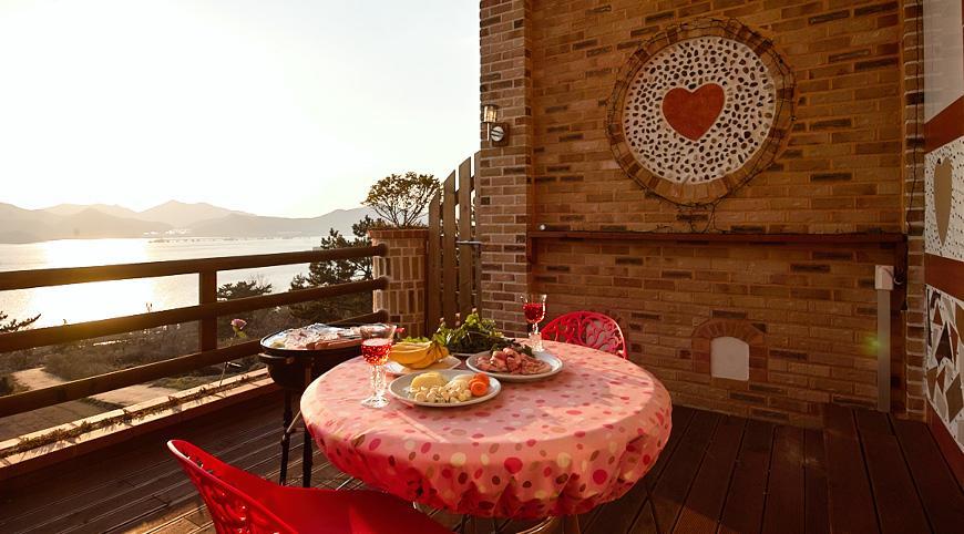 Gung Pension Namhae Bagian luar foto
