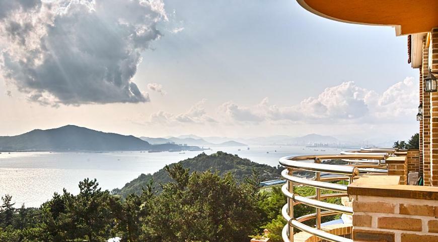 Gung Pension Namhae Bagian luar foto